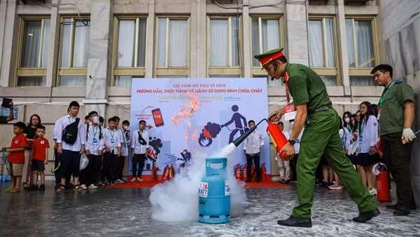 Exhibition "75 years - Public Security Forces follow Uncle Ho's teachings" opens in Binh Duong ảnh 3
