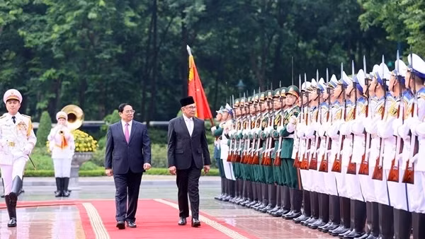 Vietnamese, Malaysian PMs visit Hanoi's book street, enjoy coffee ảnh 4