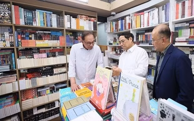 Vietnamese, Malaysian PMs visit Hanoi's book street, enjoy coffee -0