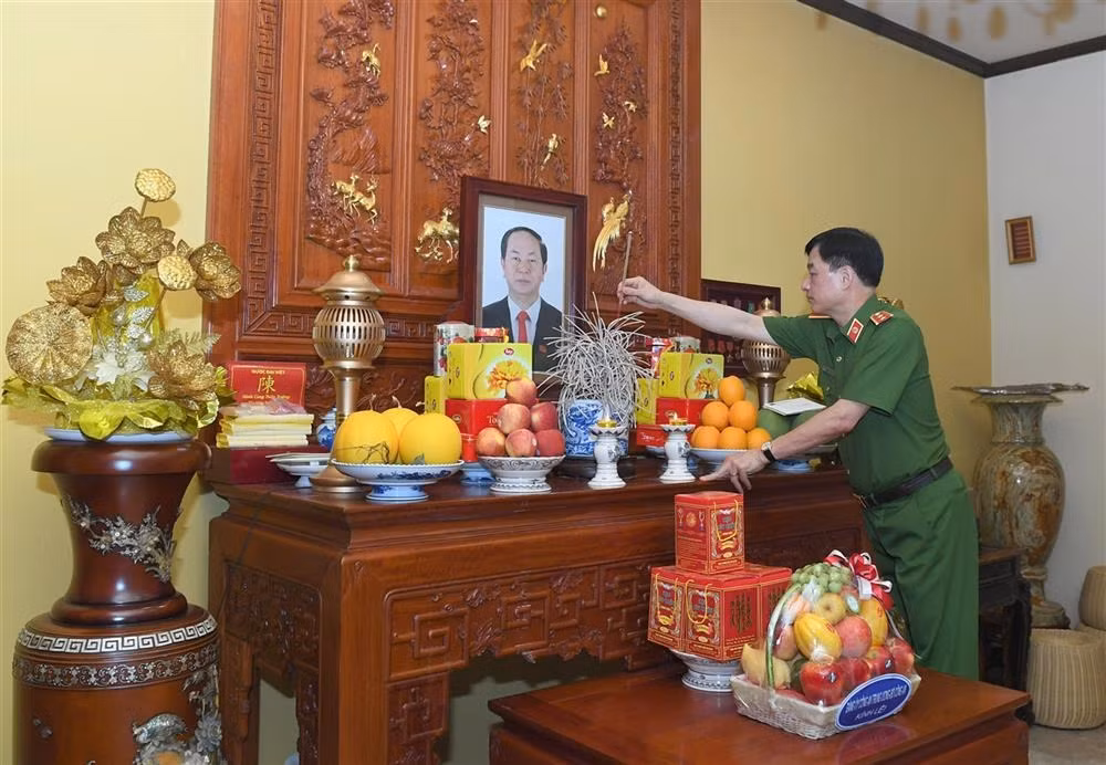 Deputy Minister Nguyen Duy Ngoc pays tribute to late Ministers of Public Security -0