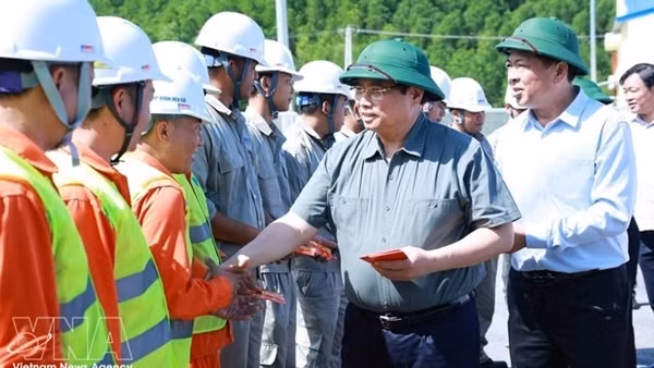PM urges accelerating transport infrastructure development to support double-digit growth ảnh 3