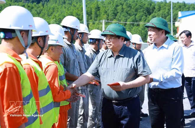 PM inspects key transport projects in central region -0