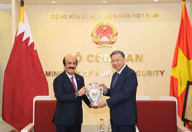 Minister To Lam receives outgoing Qatari Ambassador to Vietnam -0