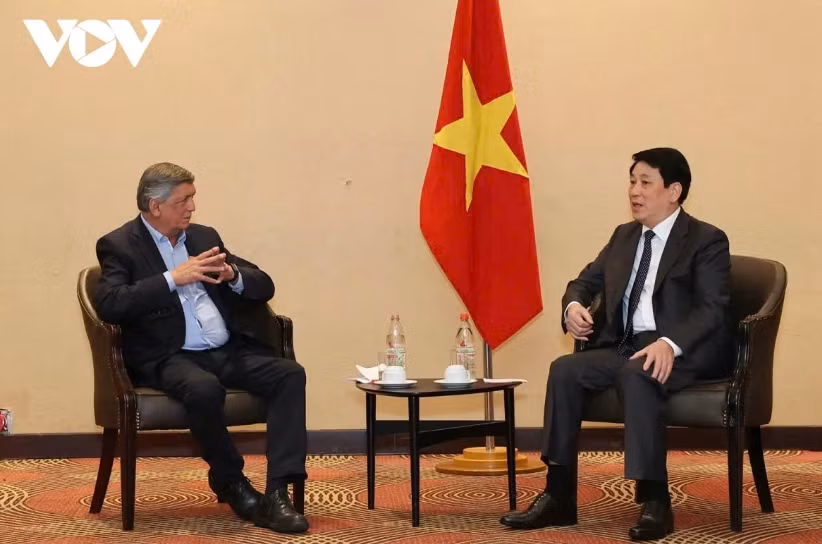 President Luong Cuong meets with Chilean communist chief -0