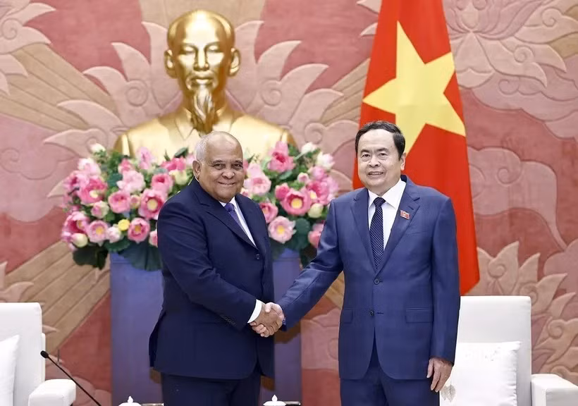 Top legislator praises ambassador’s dedication to Vietnam - Cuba ties -0