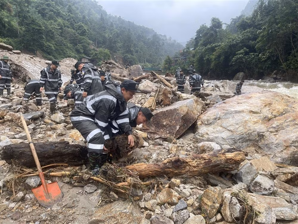 Mobile police actively participate in search, rescue and relief operations in Sa Pa -5
