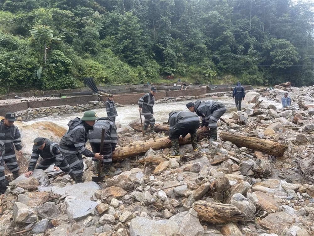 Mobile police actively participate in search, rescue and relief operations in Sa Pa -4