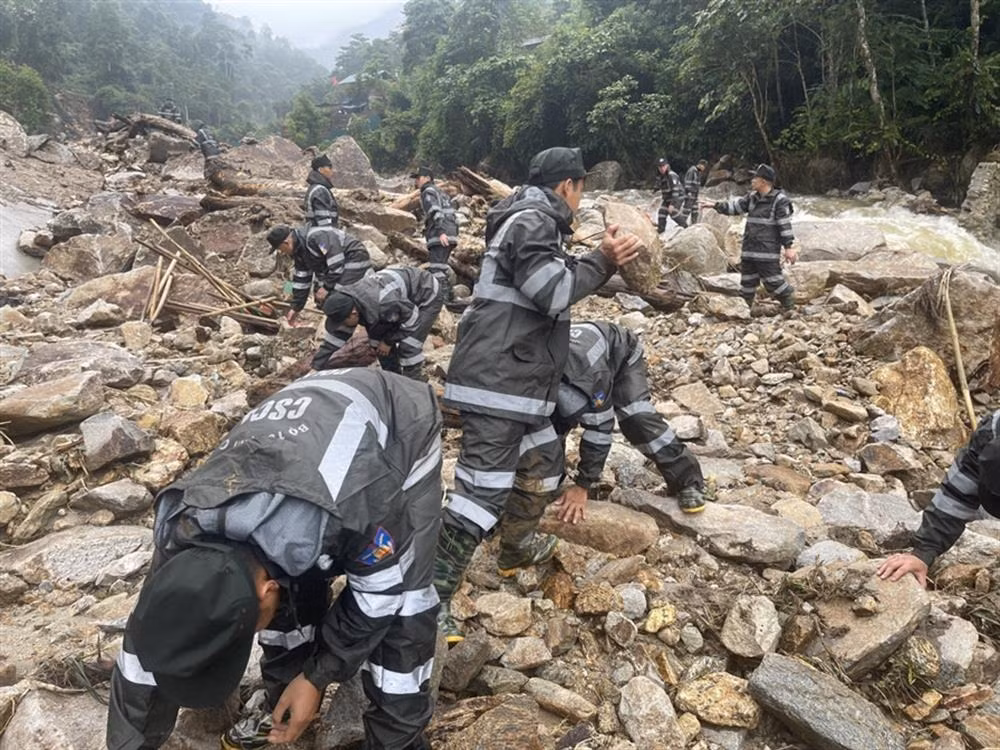 Mobile police actively participate in search, rescue and relief operations in Sa Pa -3