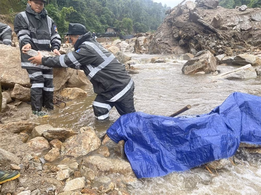 Mobile police actively participate in search, rescue and relief operations in Sa Pa -1
