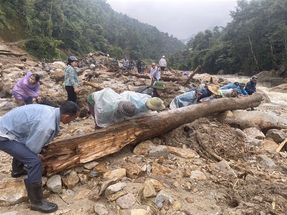 Mobile police actively participate in search, rescue and relief operations in Sa Pa -0