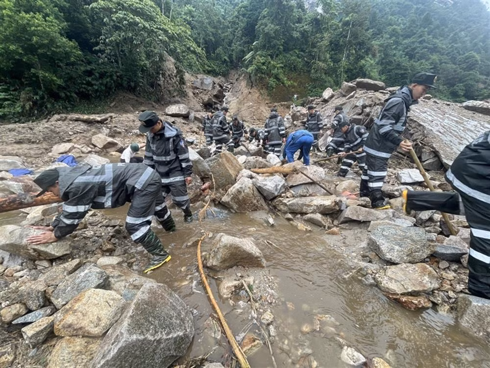 Mobile police actively participate in search, rescue and relief operations in Sa Pa -2