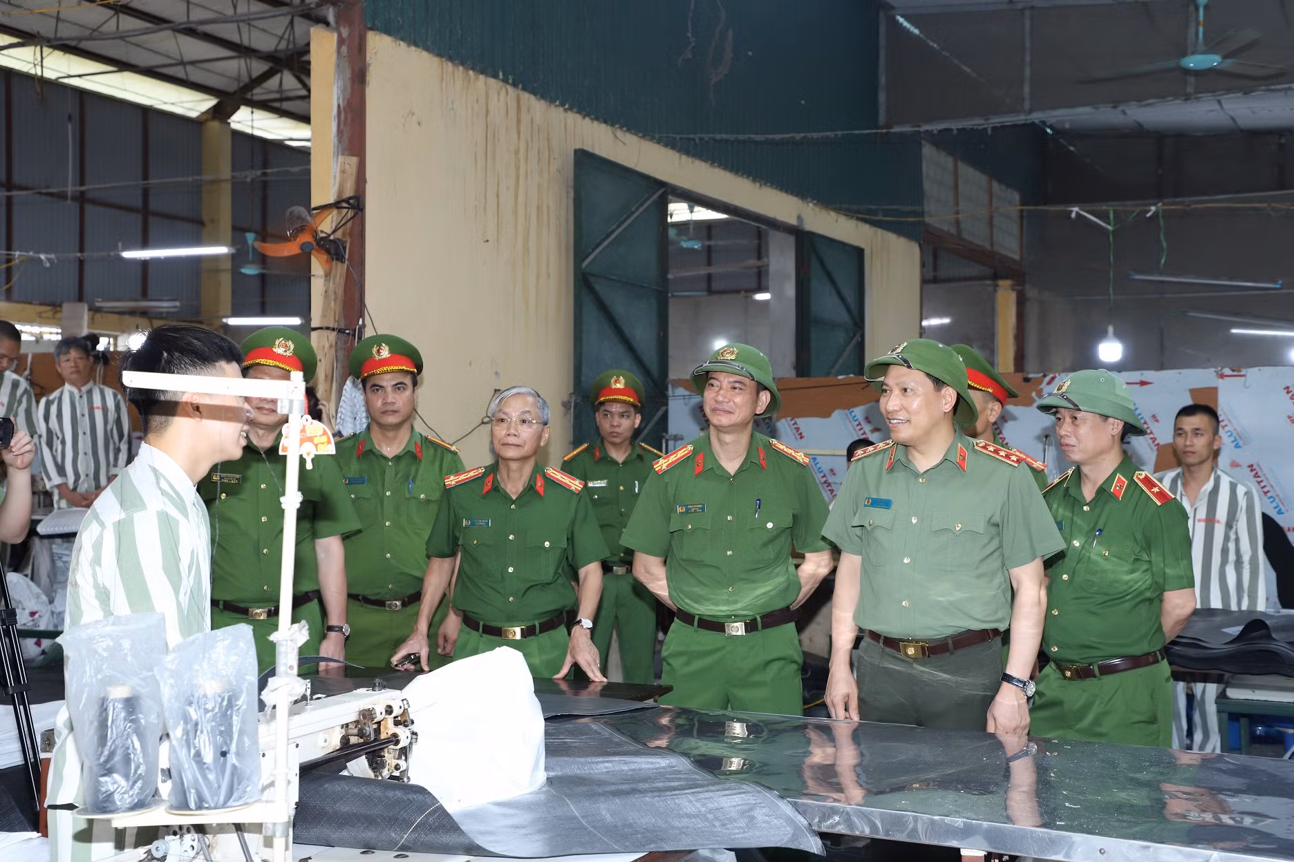 Deputy Minister Le Van Tuyen inspects operations at Ninh Binh provincial police, Nam Ha and Ninh Khanh prisons -0