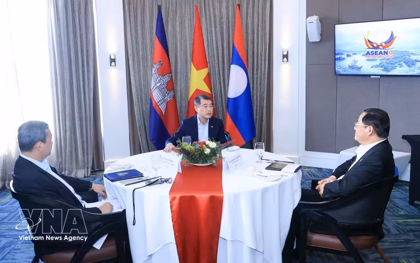 Vietnamese PM holds working breakfast with Cambodian, Lao counterparts -0