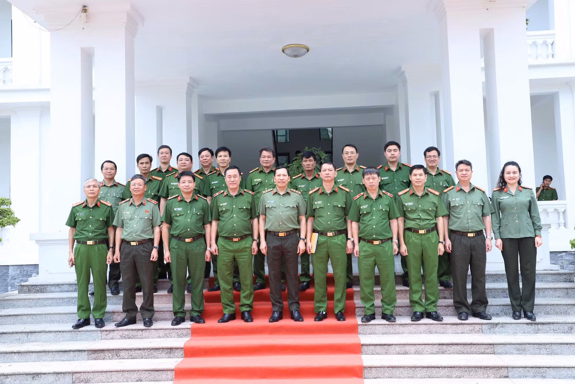 Deputy Minister Le Van Tuyen inspects operations at Ninh Binh provincial police, Nam Ha and Ninh Khanh prisons -0