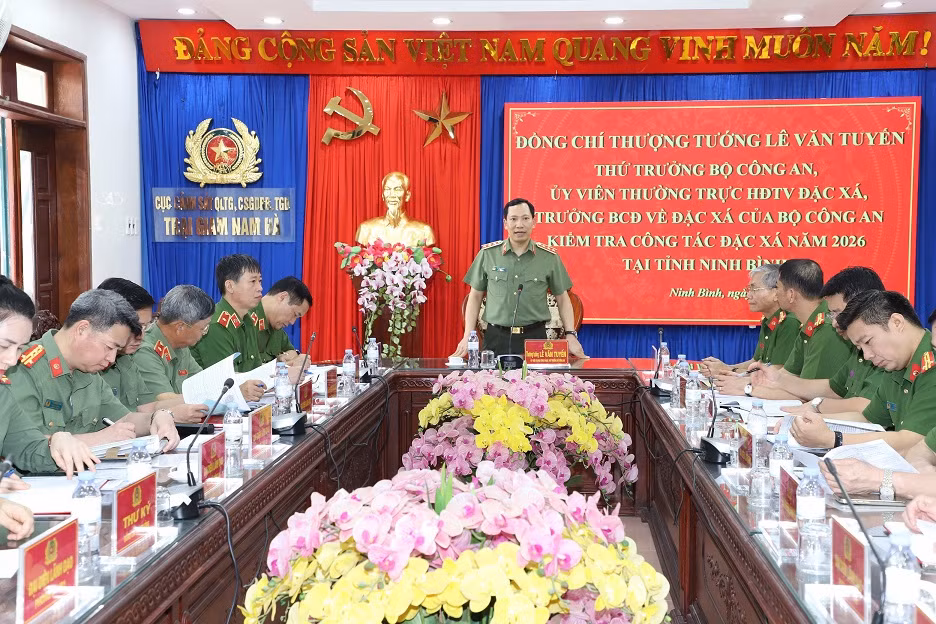 Deputy Minister Le Van Tuyen inspects operations at Ninh Binh provincial police, Nam Ha and Ninh Khanh prisons -0