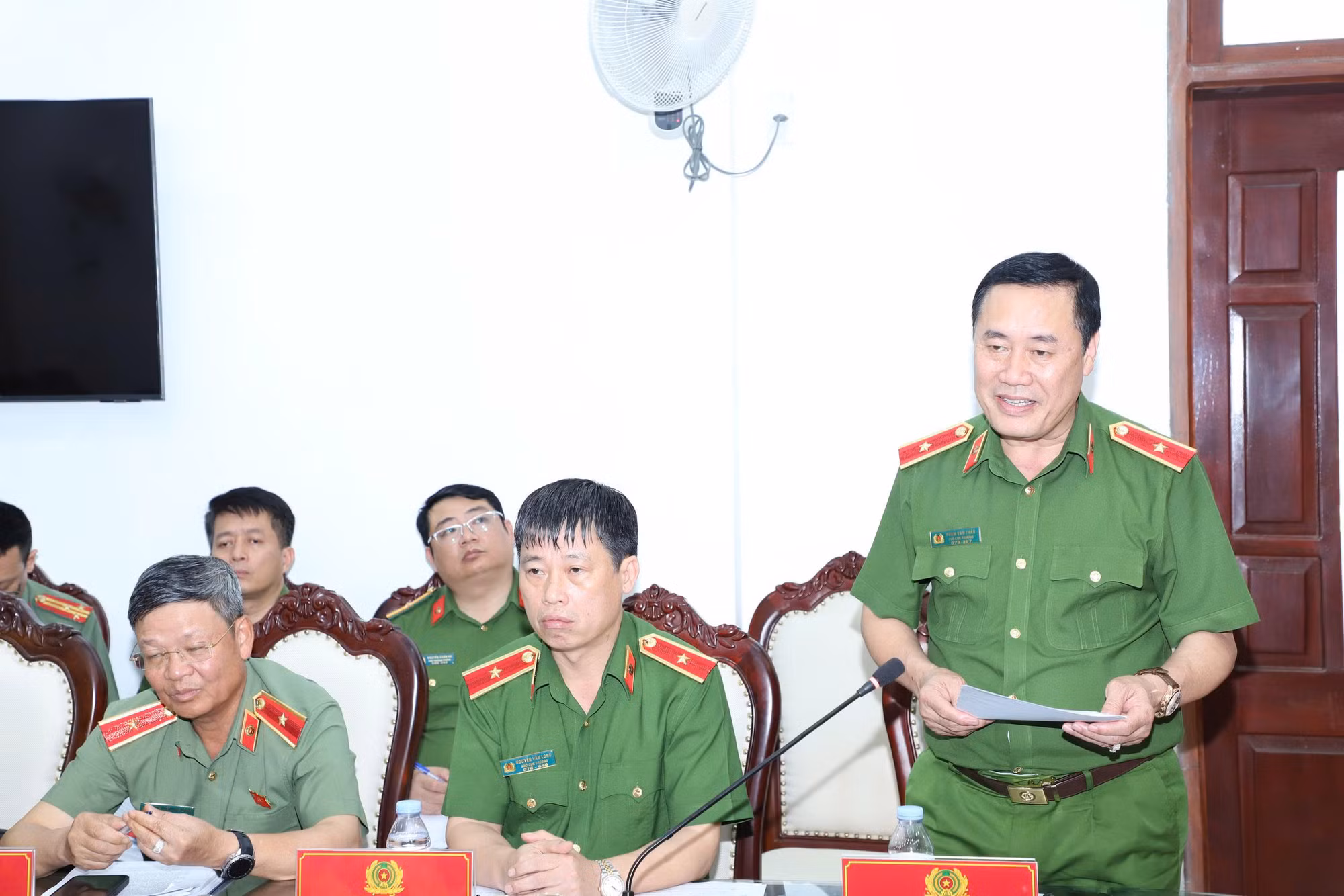 Deputy Minister Le Van Tuyen inspects operations at Ninh Binh provincial police, Nam Ha and Ninh Khanh prisons -1