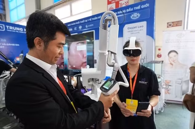 Int'l medical, pharmaceutical expo opens in Hanoi -0