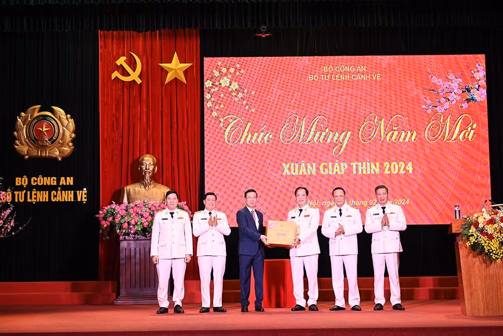 President Vo Van Thuong inspects combat readiness at the Security Guard Command and the Mobile Police Command -0