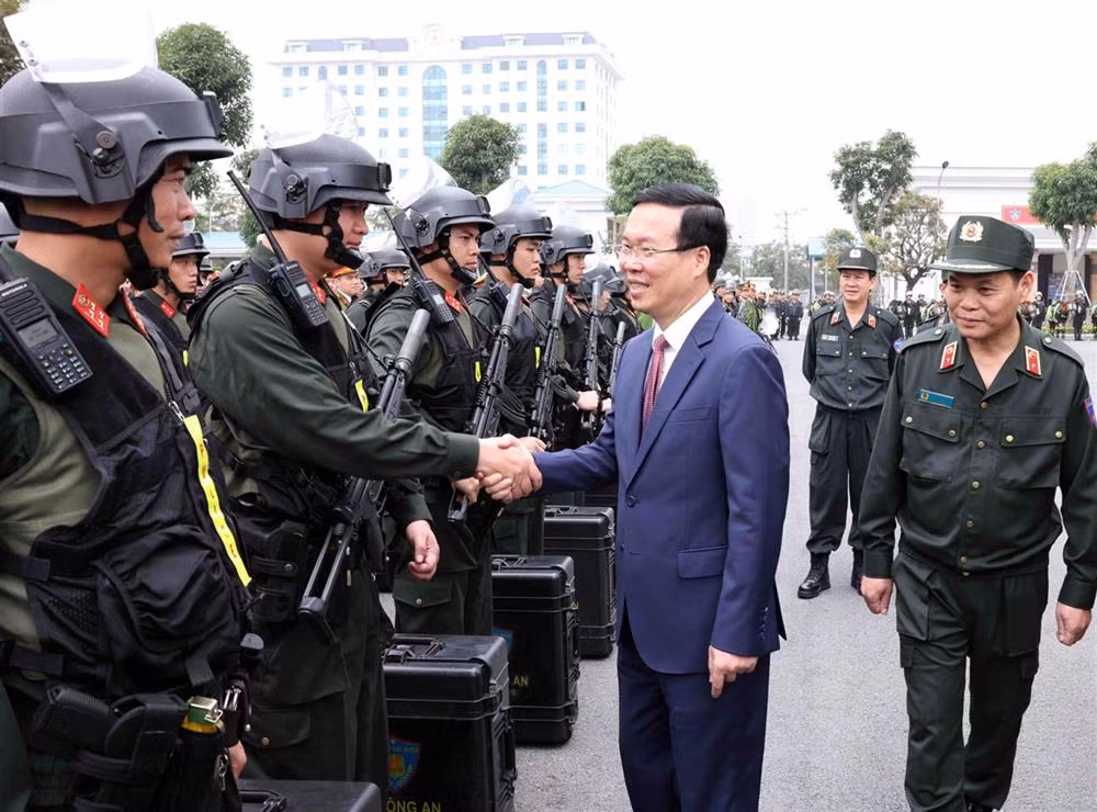 President Vo Van Thuong inspects combat readiness at the Security Guard Command and the Mobile Police Command -0