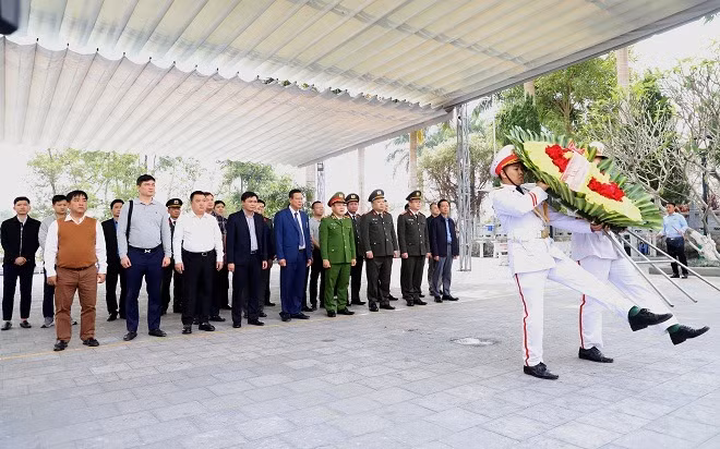 Deputy Minister Nguyen Van Long pays respect to heroes at the Vi Xuyen National Martyrs’ Cemetery -0