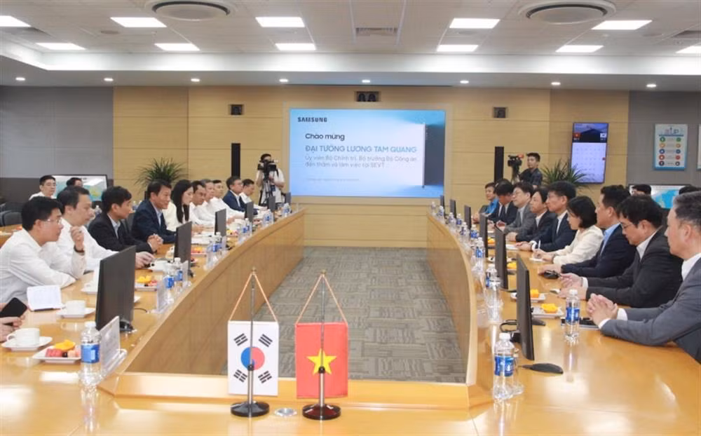 Minister Luong Tam Quang visits Samsung Electronics Vietnam Thai Nguyen Co., Ltd. -0