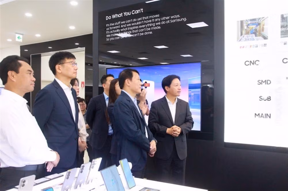 Minister Luong Tam Quang visits Samsung Electronics Vietnam Thai Nguyen Co., Ltd. -0
