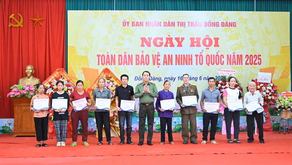 Deputy Minister Le Quoc Hung attends “All People Protecting National Security” Festival in Lang Son province -0