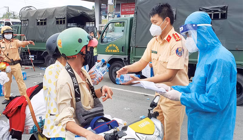Traffic police not only fulfill their duties, but also actively support people in need -0