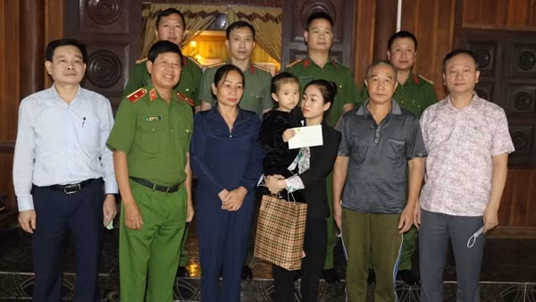 Counter-Narcotics Police Department presents scholarship to daughter of deceased policeman -0