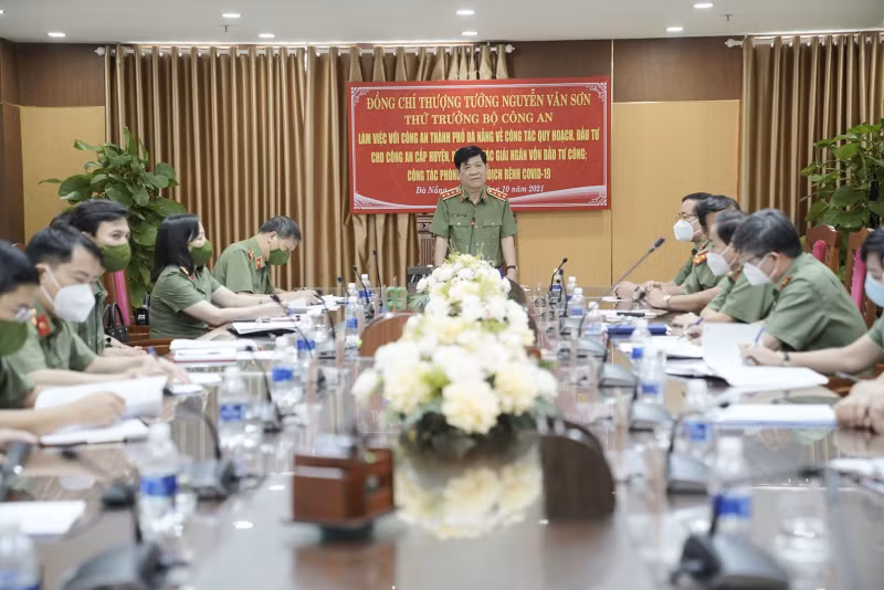 Deputy Minister Nguyen Van Son works with Da Nang Municipal Police Department and Hospital 199 -0