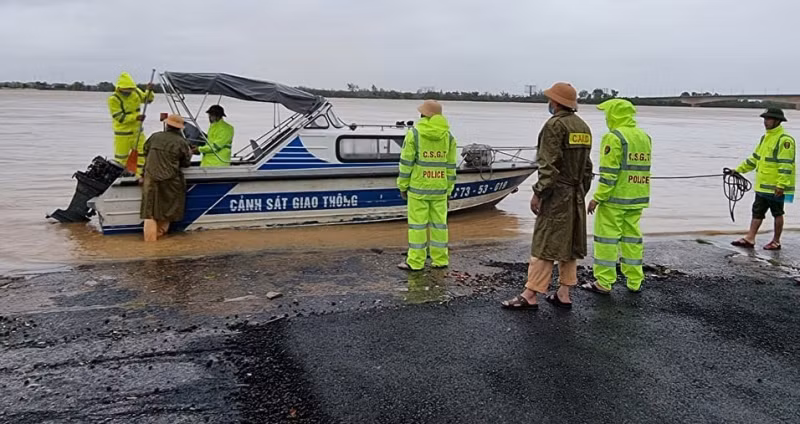 Quang Binh police conduct natural disaster relief -0