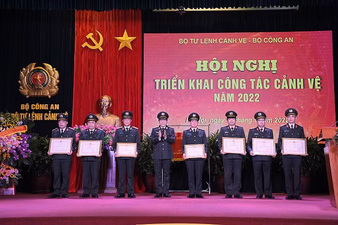Senior Lieutenant General Luong Tam Quang attends year-end meeting of security guard force -1