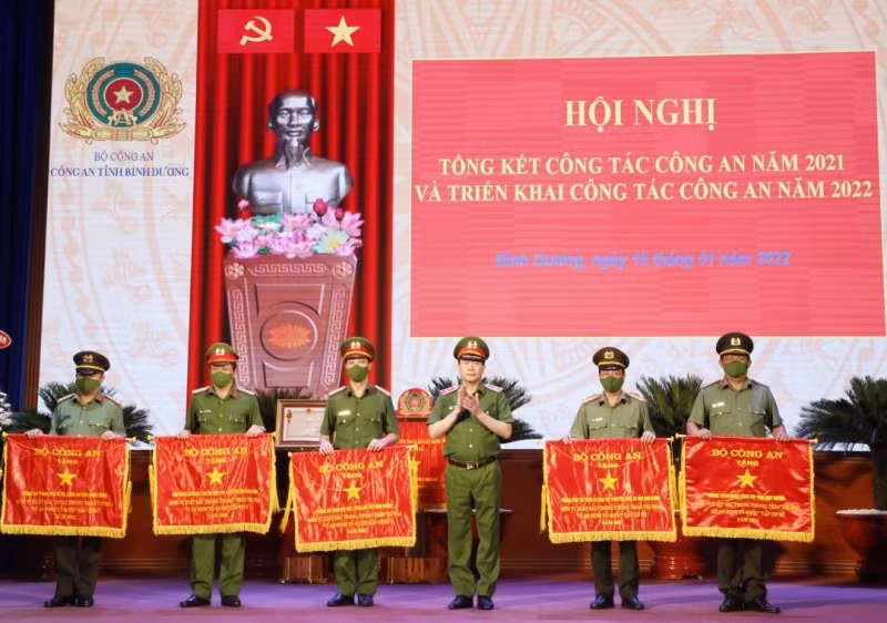 Binh Duong police forces make great contributions to provincial achievements in 2021 -1
