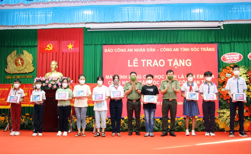 CAND Newspaper presents tablets to children of ethnic minority police officers in Soc Trang -0