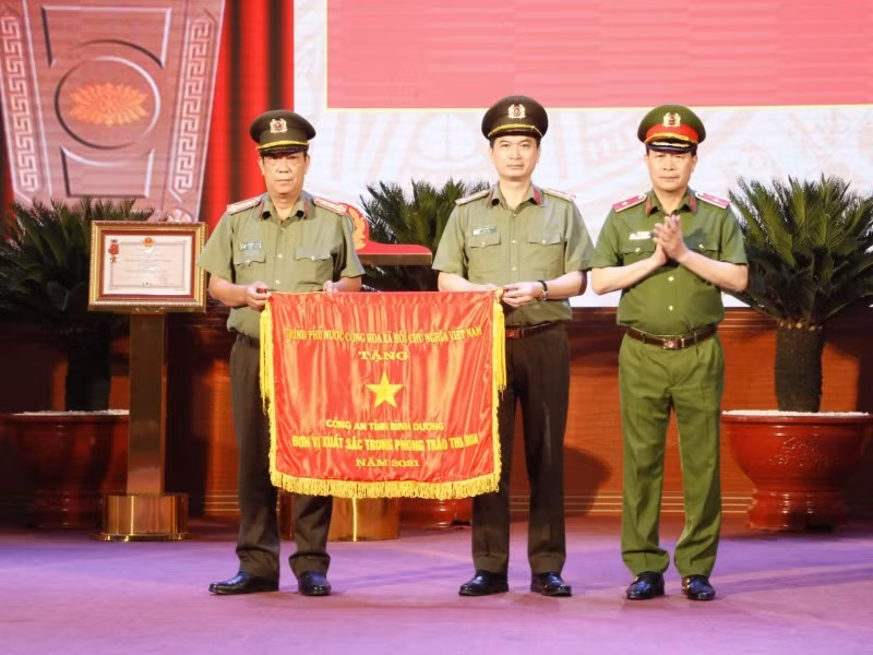 Binh Duong police forces make great contributions to provincial achievements in 2021 -0
