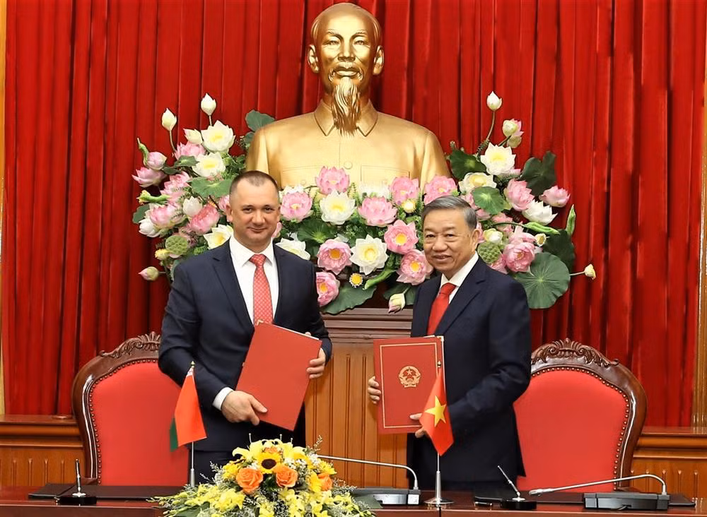Minister To Lam holds talks with Belarusian Interior Minister -0