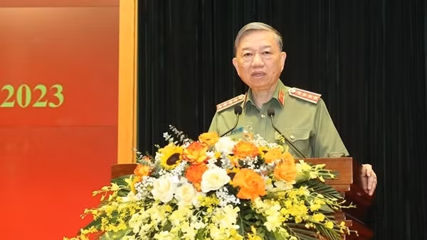 Traffic Police strive to ensure traffic safety despite intensive heat ảnh 8