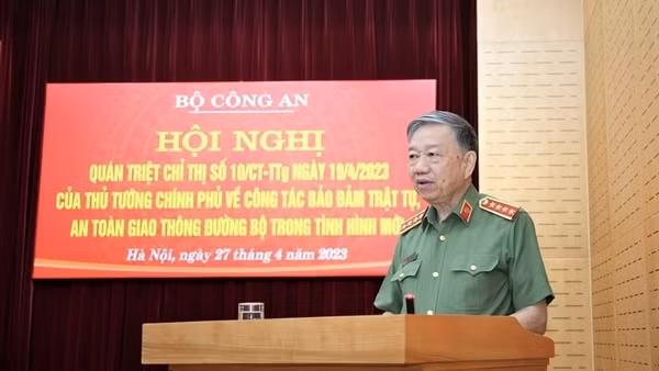 Traffic Police strive to ensure traffic safety despite intensive heat ảnh 9