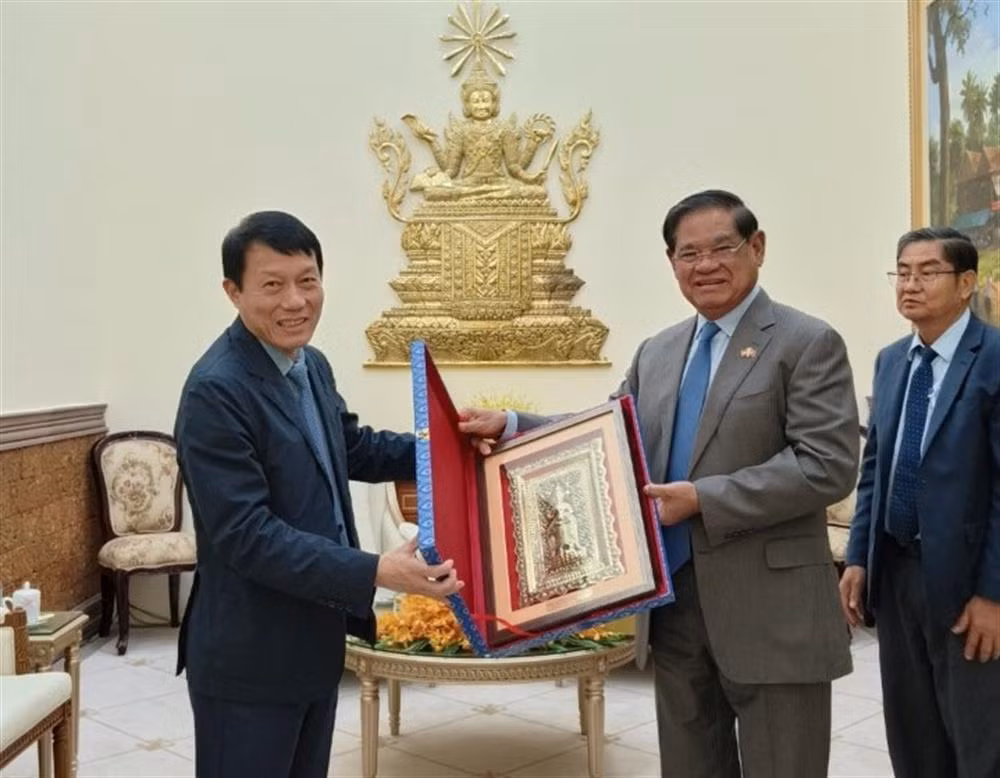 Deputy Minister Luong Tam Quang visits the Kingdom of Cambodia -0