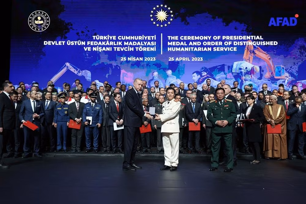 Turkish President awards medals to Vietnamese officers joining in rescue operation -0