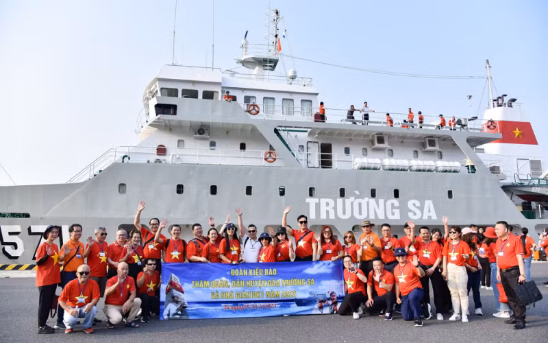 Overseas Vietnamese delegation visits Truong Sa island district and DK1 platform -1