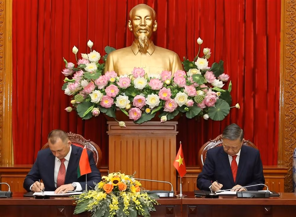 Minister To Lam holds talks with Belarusian Interior Minister -0