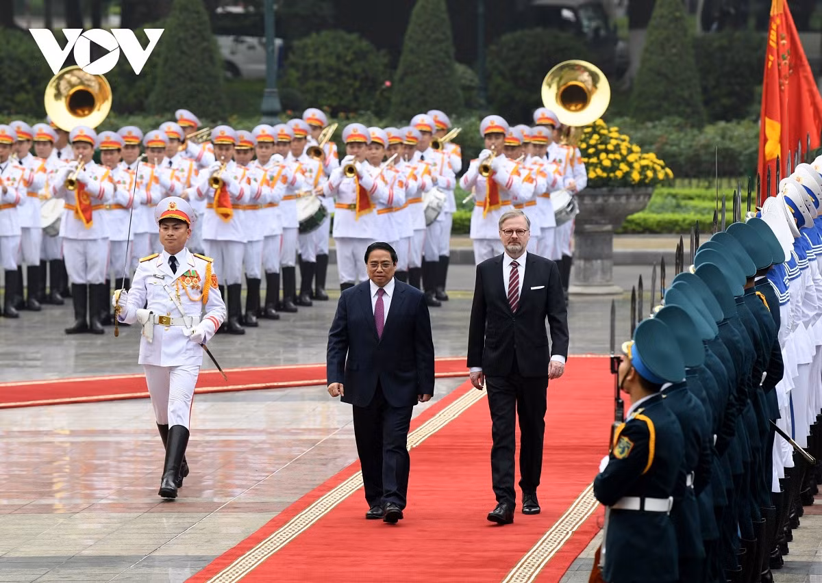 Czech PM Petr Fiala warmly welcomed in Hanoi on official visit -0
