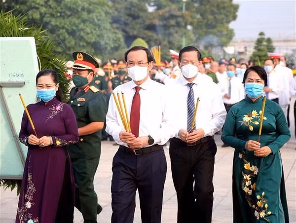 HCM City leaders pay tribute to martyrs ahead of National Reunification Day -0