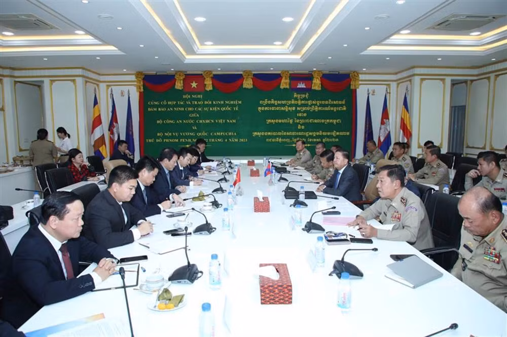 Deputy Minister Luong Tam Quang visits the Kingdom of Cambodia -0
