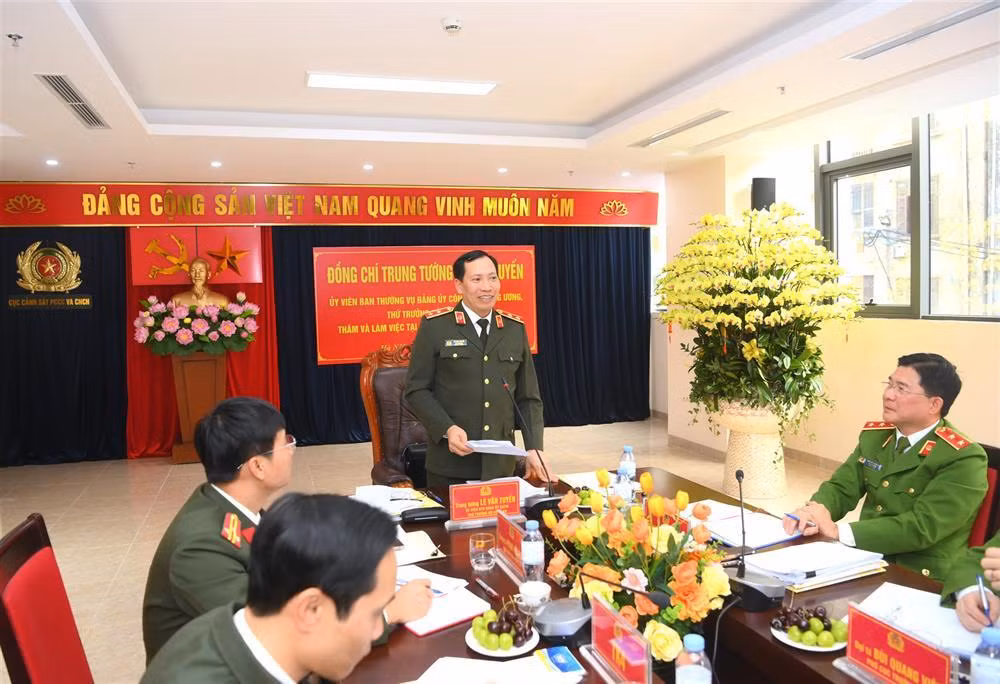  Deputy Minister Le Van Tuyen works with Police Department of Fire and Rescue -1