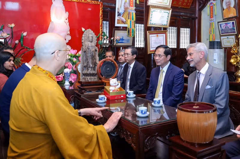 Vietnamese Minister of Foreign Affairs and Indian External Affairs Minister visit pagoda in Hanoi -0