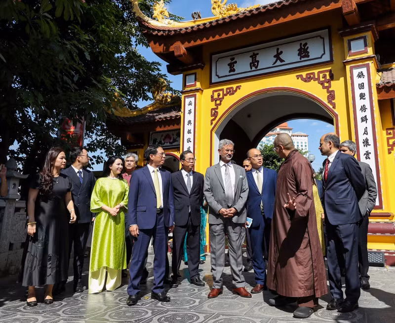 Vietnamese Minister of Foreign Affairs and Indian External Affairs Minister visit pagoda in Hanoi -0