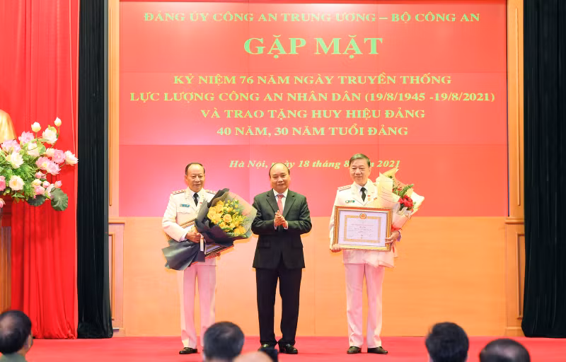 Senior Party members of Public Security Forces presented with 40-year and 30-year Party Membership badges -0