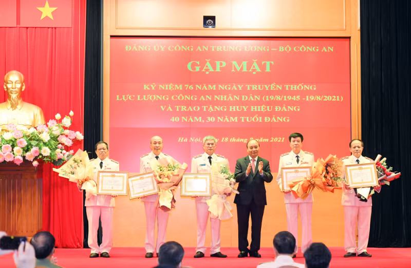 Senior Party members of Public Security Forces presented with 40-year and 30-year Party Membership badges -1